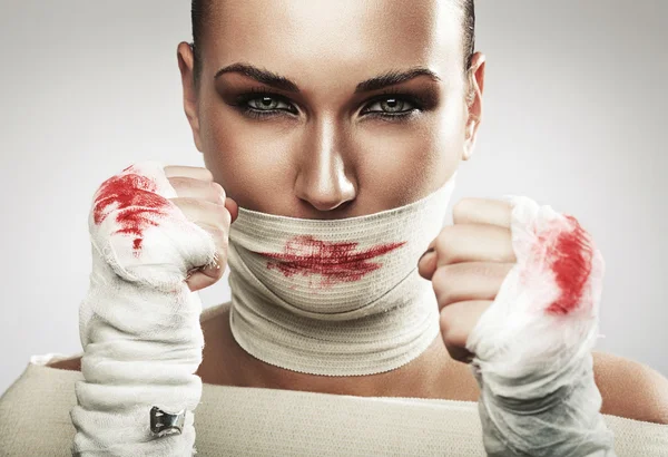 Mulher de boxe em bandagem com sangue — Fotografia de Stock