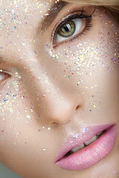 Borstbeeld van vrouw met mooie make-up — Stockfoto