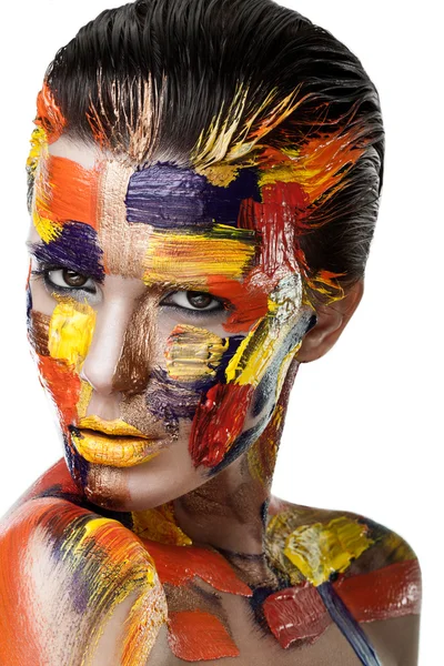 Γυναίκα με πολύχρωμο χρώμα στο πρόσωπό — Φωτογραφία Αρχείου