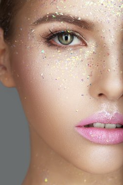 Kadın yüzü pembe dudaklar