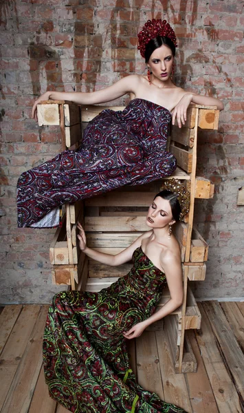 Duas irmãs gêmeas em vestidos — Fotografia de Stock