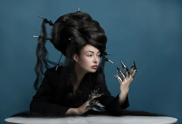 Femme avec un tas de cheveux — Photo