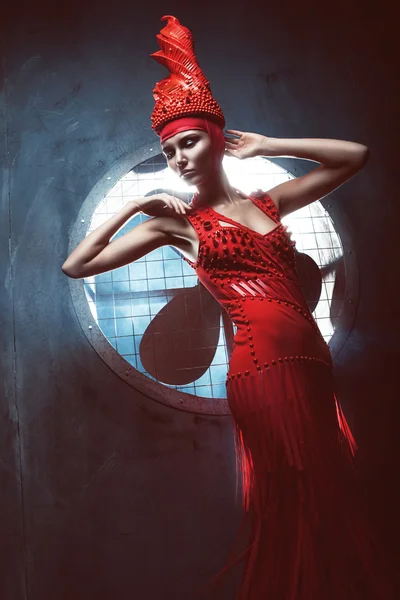 Mode kvinna i röd — Stockfoto