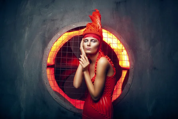 Femmina in abito rosso e cappello — Foto Stock