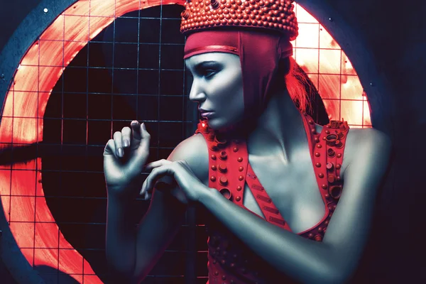 Donkere vrouw in rood en licht — Stockfoto