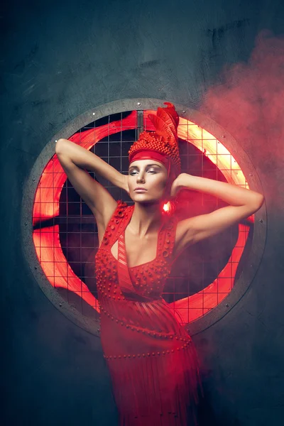 Femme sexy en chapeau rouge long — Photo