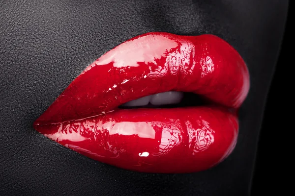 Belleza labios rojos en negro — Foto de Stock