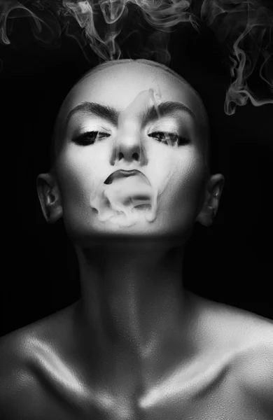 Sexy kobieta z dymu w usta — Zdjęcie stockowe