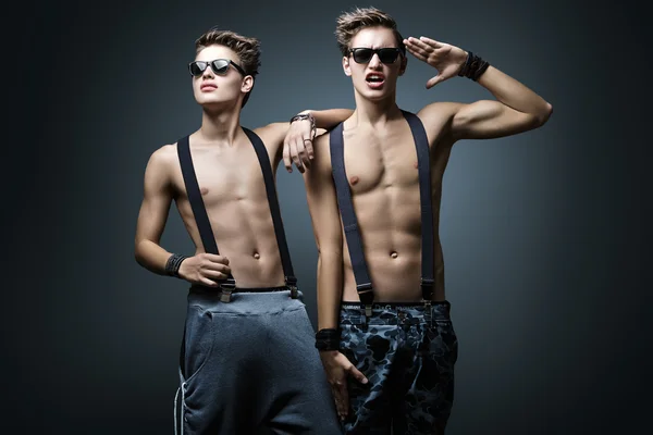 Два модных парня в очках — стоковое фото