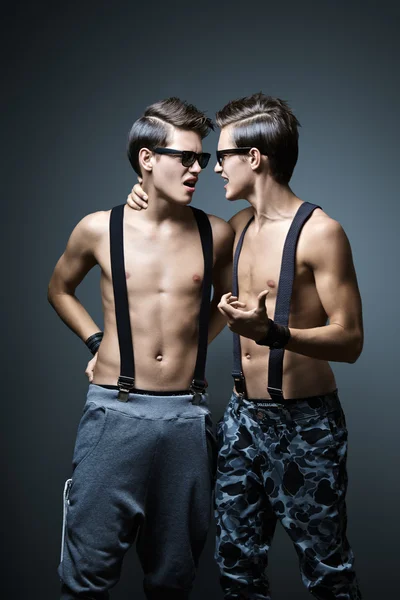 Двоє хлопців в штанях — стокове фото