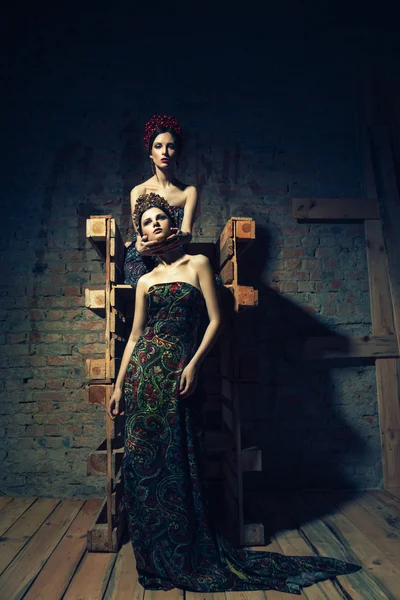 Two women in ruins — Stock Photo, Image