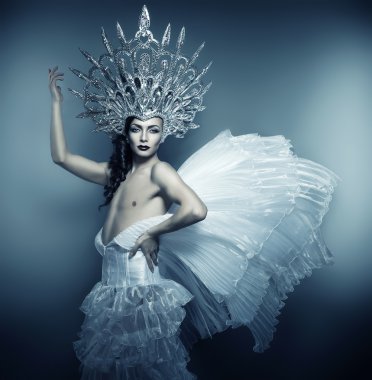 adam gümüş crown ve beyaz elbise