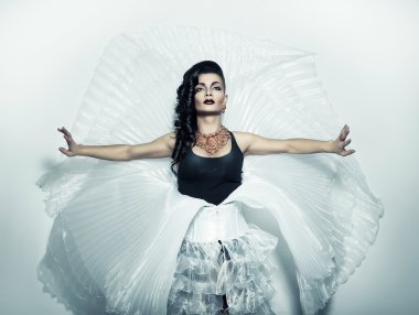 travesti beyaz kostüm