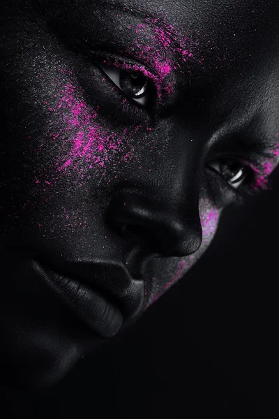 Femme en peinture noire — Photo