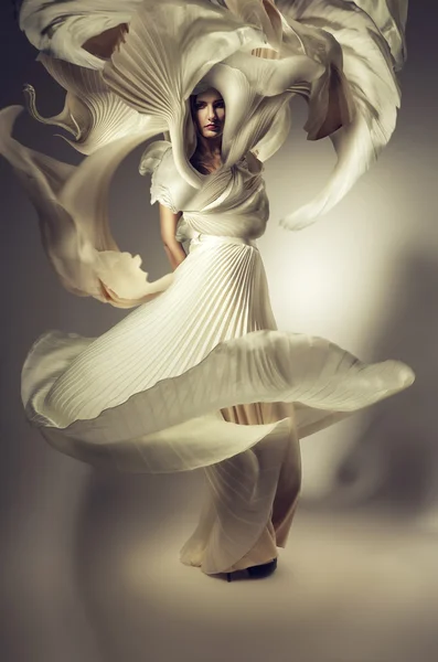 Красивая женщина с длинным платьем — стоковое фото