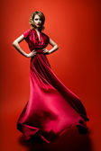 Žena tekoucí červené šaty
