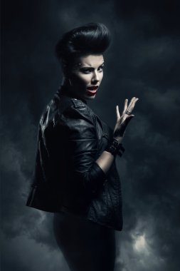 Kısa saçlı kadın.