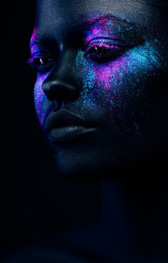 Siyah kadın yüzü ile neon makyaj