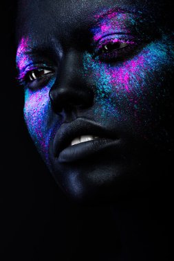 Siyah kadın yüzü ile neon makyaj