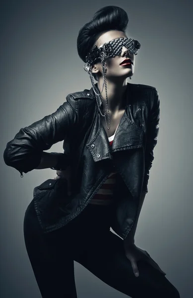 Schöne Punk-Frau in schwarzer Jacke — Stockfoto