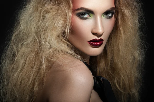 Mulher com cabelo encaracolado — Fotografia de Stock