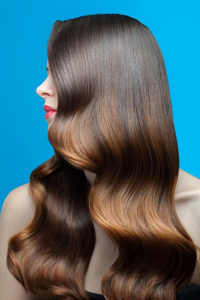 Žena s dokonalou vlnité vlasy — Stock fotografie