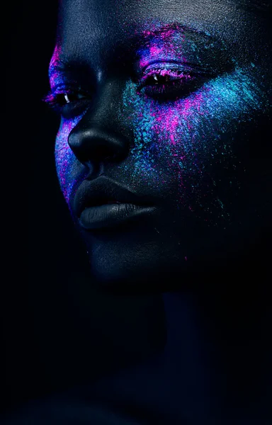 Μαύρη γυναίκα πρόσωπο με νέον μακιγιάζ — Φωτογραφία Αρχείου