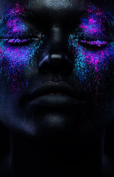 Czarna kobieta twarzy makijażem neon — Zdjęcie stockowe