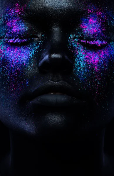 Černá ženská tvář s neon make-up — Stock fotografie