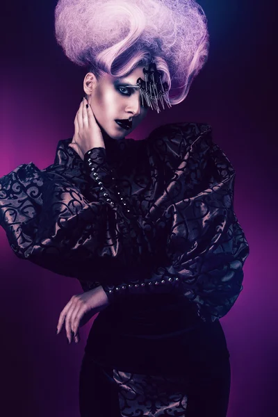 Femme mystique en grande perruque violette — Photo