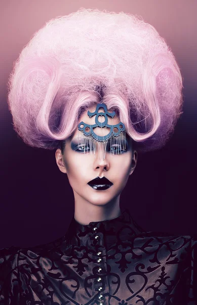Мистическая женщина в большом фиолетовом парике — стоковое фото