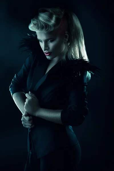 Sexy blond kobieta w czarna marynarka — Zdjęcie stockowe