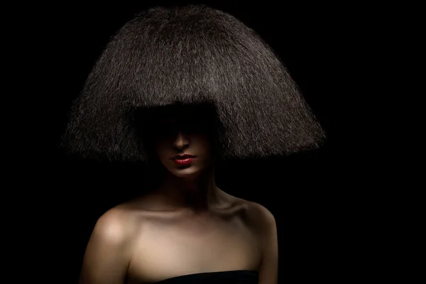 Mujer con peinado creativo — Foto de Stock