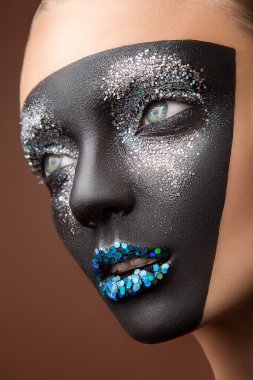Siyah tinsel ile makyaj