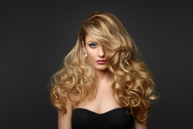 Kıvırcık saçlı kadın.