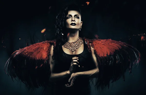 Dark angel kvinna med röda vingar — Stockfoto