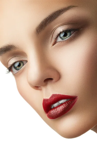 Schöne Frau mit roten Lippen — Stockfoto
