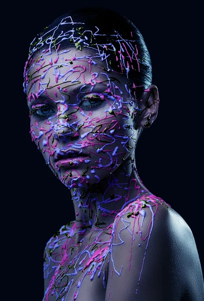 Mulher em tinta colorida no escuro — Fotografia de Stock