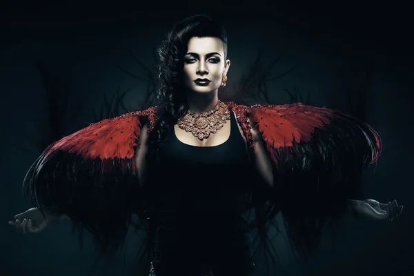 Frau mit schwarzen und roten Flügeln — Stockfoto