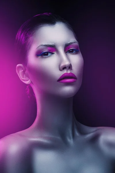 Женщина с пурпурными губами — стоковое фото