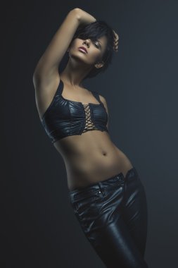 Karanlık tarzı kadın