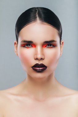 Kırmızı dudaklı kadın