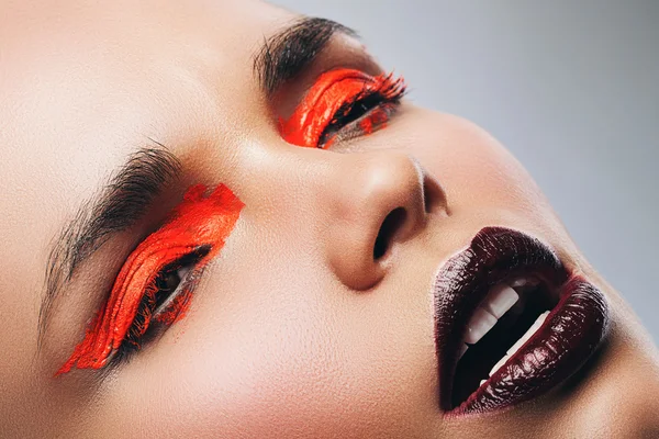 Vrouw met oranje make-up — Stockfoto