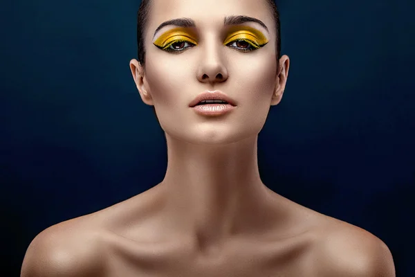 Mulher com maquiagem amarela — Fotografia de Stock