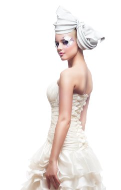 Kadın beyaz şapka ve kıyafet