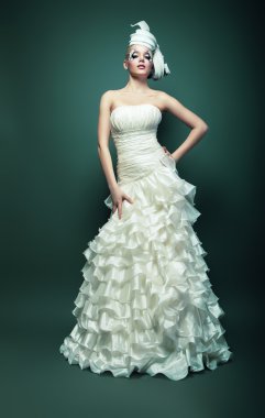 Kadın beyaz şapka ve kıyafet