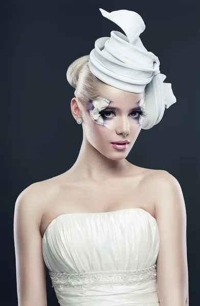 Vrouw in witte hoed en kleding — Stockfoto