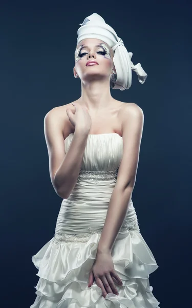 Mulher de chapéu branco e vestido — Fotografia de Stock