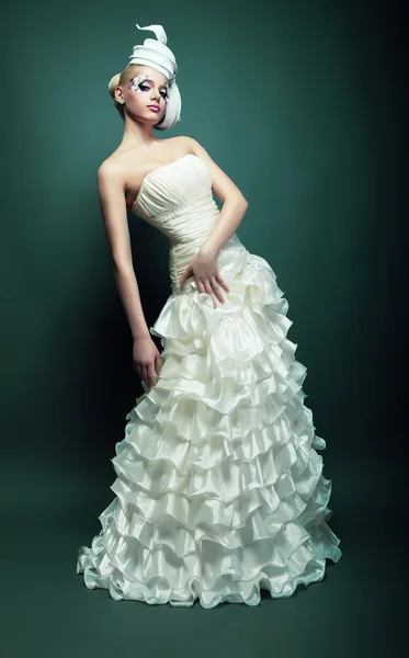 Mujer en sombrero blanco y vestido —  Fotos de Stock