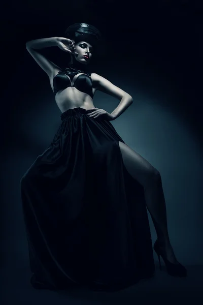Kobieta w długie, czarne spódnica — Zdjęcie stockowe